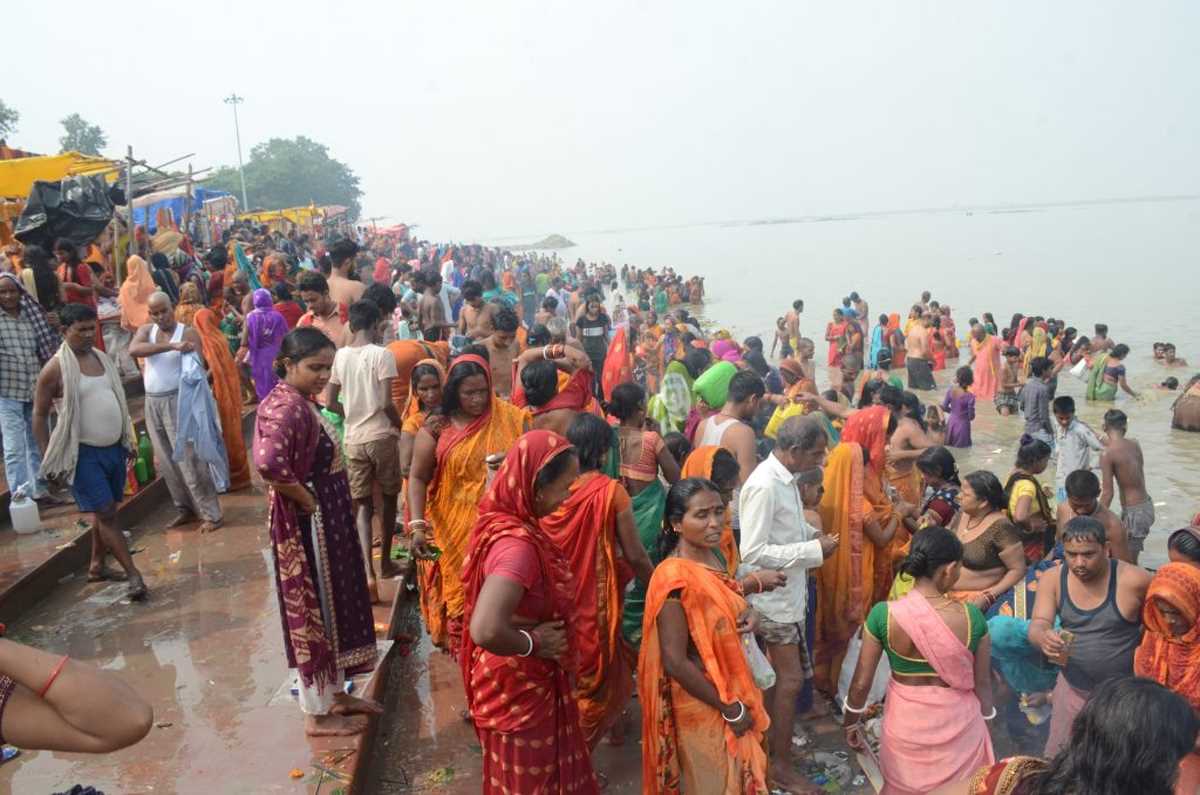 छठ से पहले व्रत रखने वाली महिलाओं ने किया गंगा स्नान